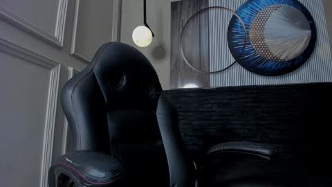 independent model online show from January 13, 10:35 pm