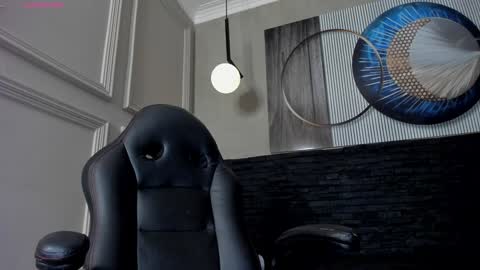 independent model online show from January 31, 4:06 pm