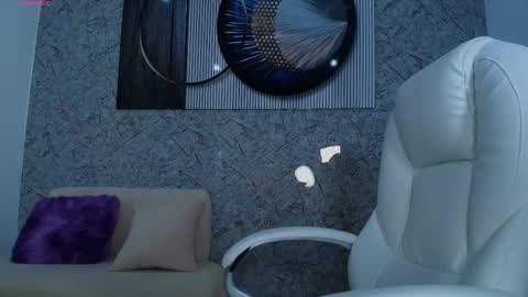 independent model online show from October 28, 5:37 pm