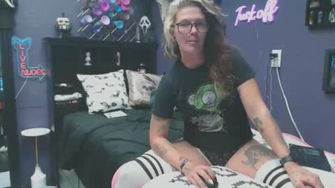 Snapshot of oddywithabody chatting on October 20, 6:25 am Oddy With A Body online show from October 20, 6:25 am