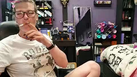 Snapshot of oddywithabody chatting on May 12, 6:43 am Oddy With A Body online show from May 12, 6:43 am