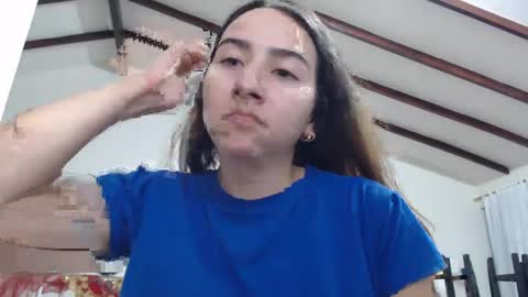 Snapshot of odette_brigh_ chatting on December 6, 1:40 am Val online show from December 6, 1:40 am