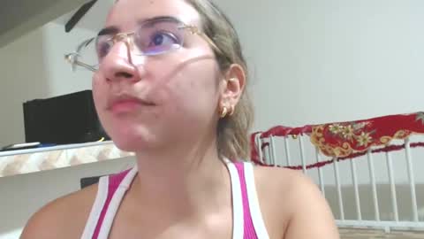 Snapshot of odette_brigh_ chatting on December 15, 10:58 pm Val online show from December 15, 10:58 pm