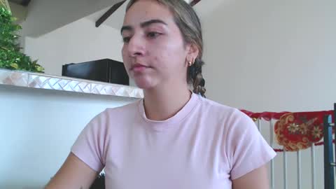 Snapshot of odette_brigh_ chatting on December 18, 9:18 pm Val online show from December 18, 9:18 pm