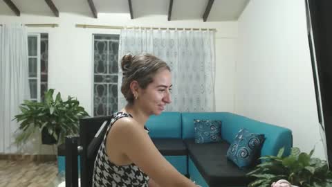 Snapshot of odette_brigh_ chatting on December 28, 12:36 am Val online show from December 28, 12:36 am