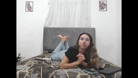 Snapshot of odette_brigh_ chatting on October 1, 9:43 pm Val online show from October 1, 9:43 pm