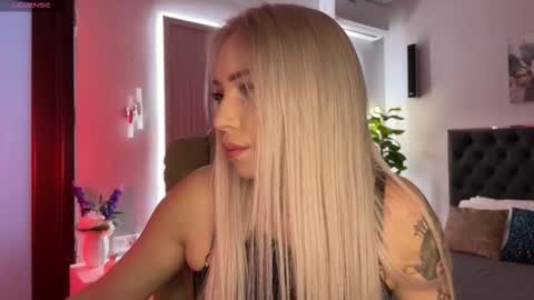 Snapshot of ohmyemma chatting on September 17, 2:02 am Emma online show from September 17, 2:02 am