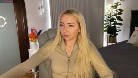 Snapshot of ohmyemma chatting on October 14, 1:06 am Emma online show from October 14, 1:06 am