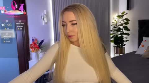 Snapshot of ohmyemma chatting on October 15, 1:28 am Emma online show from October 15, 1:28 am