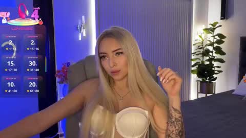 Snapshot of ohmyemma chatting on October 20, 1:17 am Emma online show from October 20, 1:17 am