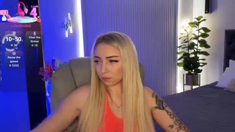 Snapshot of ohmyemma chatting on November 5, 2:00 am Emma online show from November 5, 2:00 am