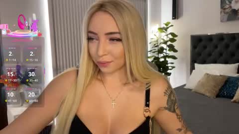 Snapshot of ohmyemma chatting on November 6, 1:17 am Emma online show from November 6, 1:17 am