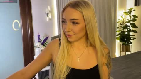 Snapshot of ohmyemma chatting on November 15, 2:09 am Emma online show from November 15, 2:09 am