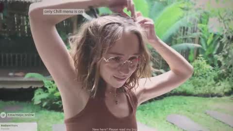 Snapshot of ohmymojo chatting on November 6, 2:45 am Mo online show from November 6, 2:45 am