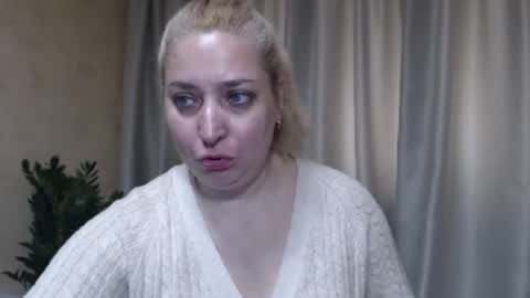 Snapshot of ohsweetiren chatting on May 8, 7:03 am Iren online show from May 8, 7:03 am