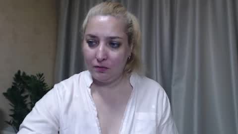 Snapshot of ohsweetiren chatting on June 13, 1:42 pm Iren online show from June 13, 1:42 pm