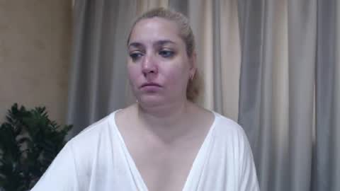 Snapshot of ohsweetiren chatting on June 16, 5:43 am Iren online show from June 16, 5:43 am