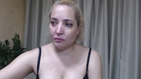 Snapshot of ohsweetmari chatting on July 15, 2:44 pm Mari online show from July 15, 2:44 pm