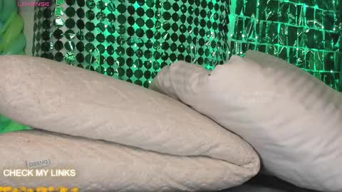 ohyesly_ online show from March 3, 11:35 pm