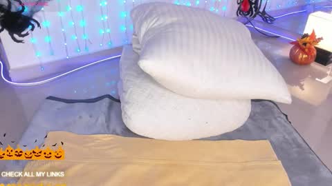 ohyesly_ online show from October 7, 11:02 pm