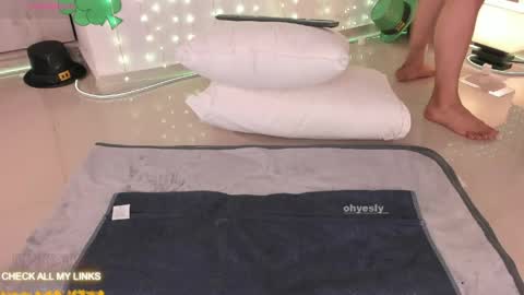 ohyesly_ online show from March 2, 10:11 am