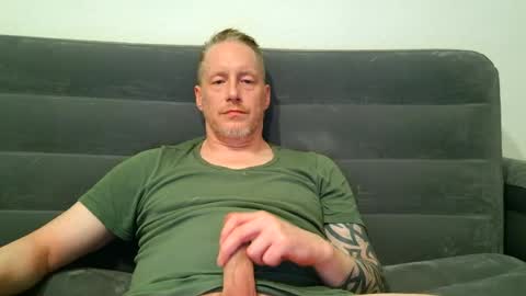 Snapshot of olavdelux chatting on July 1, 8:19 pm olavdelux online show from July 1, 8:19 pm