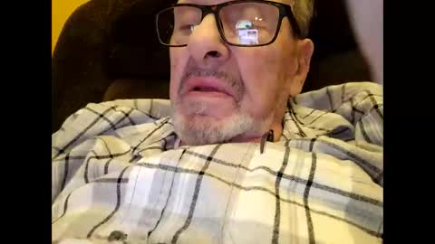 Snapshot of oldaddy2 chatting on October 29, 4:37 am oldaddy2 online show from October 29, 4:37 am