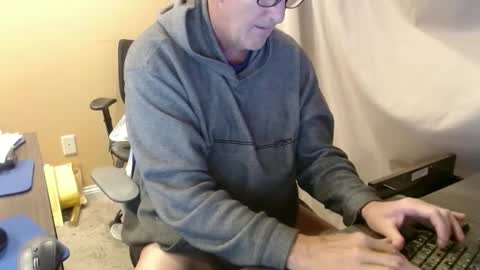 Snapshot of olderandwiser chatting on December 3, 10:29 pm Older and Wiser online show from December 3, 10:29 pm