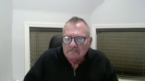 Snapshot of oldguybigd chatting on November 19, 2:33 am oldguybigd online show from November 19, 2:33 am