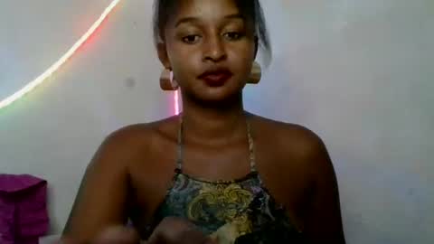 Snapshot of olinah610 chatting on May 25, 11:16 am olinah610 online show from May 25, 11:16 am