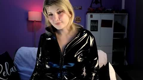 OliSunny Olivia online show from May 1, 5:39 pm