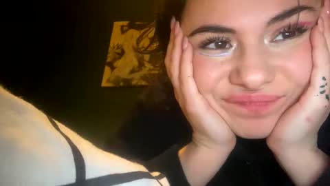 Snapshot of olivepeach chatting on December 22, 5:23 am Oil online show from December 22, 5:23 am