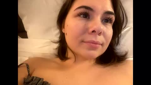 Snapshot of olivepeach chatting on February 10, 7:38 pm Oil online show from February 10, 7:38 pm