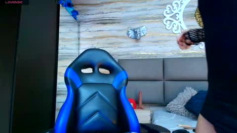 Oliver  online show from November 28, 9:50 pm