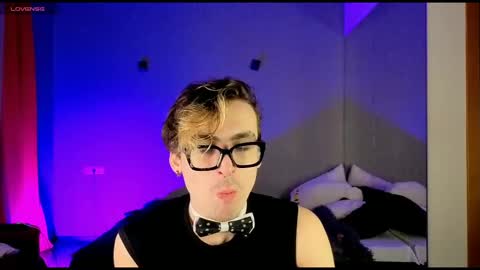 Snapshot of oliver__martinez chatting on October 13, 5:29 am OLIVER MARTINEZ online show from October 13, 5:29 am