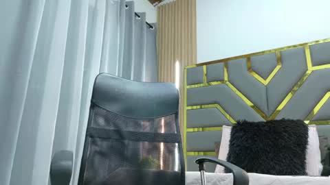 Snapshot of oliver_bigblack_cock chatting on June 7, 7:17 pm Oliver online show from June 7, 7:17 pm
