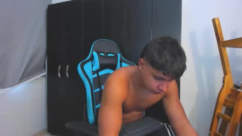 Snapshot of oliver_bray chatting on November 28, 7:38 pm Oliver bray online show from November 28, 7:38 pm