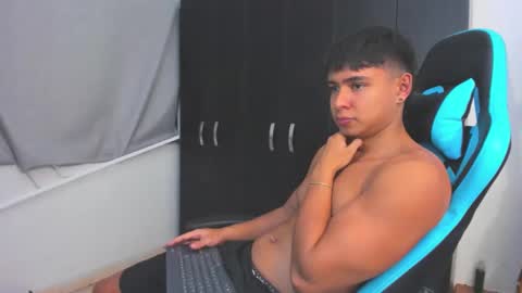 Snapshot of oliver_bray chatting on December 1, 10:37 pm Oliver bray online show from December 1, 10:37 pm