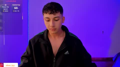 Snapshot of oliver_kyy chatting on January 11, 8:25 pm oliveeer online show from January 11, 8:25 pm