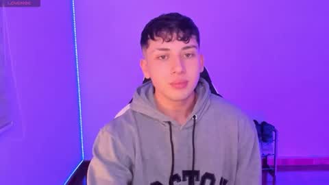 Snapshot of oliver_kyy chatting on March 8, 3:32 am oliveeer online show from March 8, 3:32 am