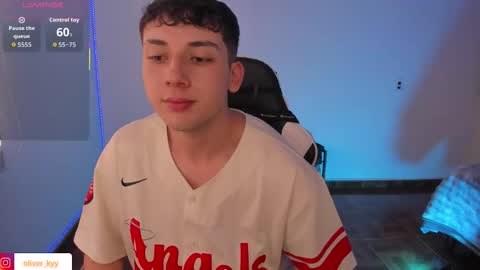 Snapshot of oliver_kyy chatting on March 14, 10:26 pm oliveeer online show from March 14, 10:26 pm