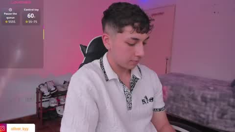 Snapshot of oliver_kyy chatting on March 19, 8:35 pm oliveeer online show from March 19, 8:35 pm