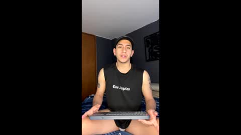 Snapshot of oliver_plata_ chatting on December 15, 9:52 pm Oliver online show from December 15, 9:52 pm