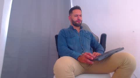Snapshot of oliverdrew1 chatting on January 4, 6:19 pm oliver online show from January 4, 6:19 pm
