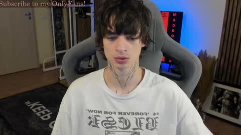 Snapshot of oliverrgroove chatting on December 15, 3:27 pm oliverrgroove online show from December 15, 3:27 pm