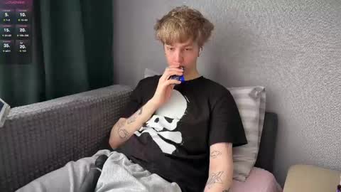 Snapshot of olivertasty chatting on May 18, 12:11 pm oliver online show from May 18, 12:11 pm
