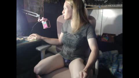 Snapshot of olivia661 chatting on March 29, 3:06 am StonerBratOlivia online show from March 29, 3:06 am