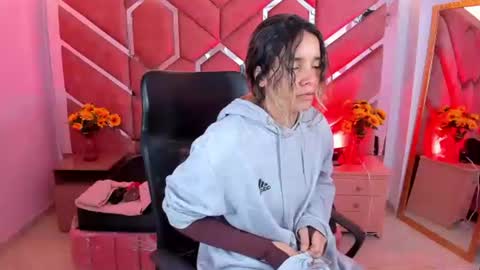 Snapshot of olivia_fox69 chatting on June 16, 3:31 am OLIVIA online show from June 16, 3:31 am