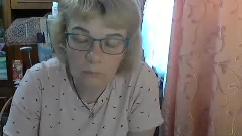 Olivia Mia online show from May 6, 7:35 am