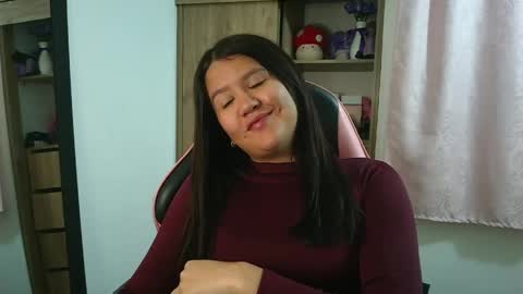 Snapshot of olivia_watson_ chatting on May 4, 12:01 pm Olivia online show from May 4, 12:01 pm